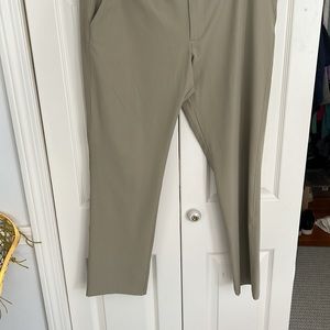Under Armour Golf Pants Slight tear in the back only worn one